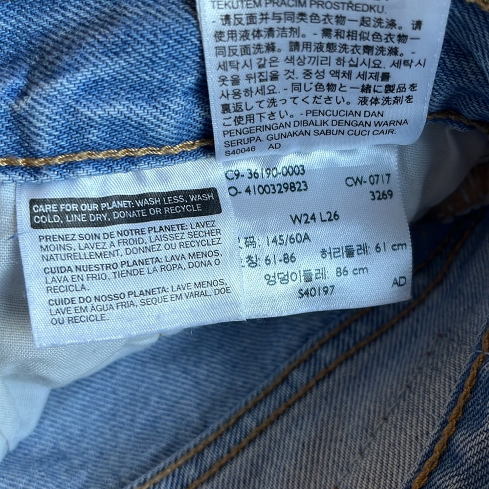 Levi 501 Distressed Cropped Tapered  jean in Bowie Wash - Picture 6 of 9